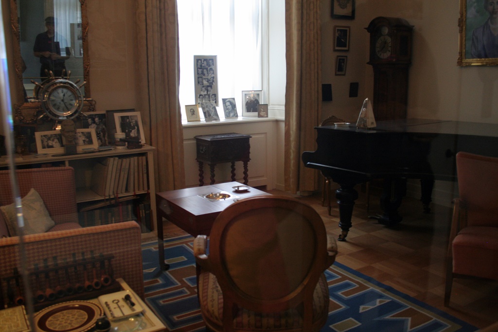 Room with Piano